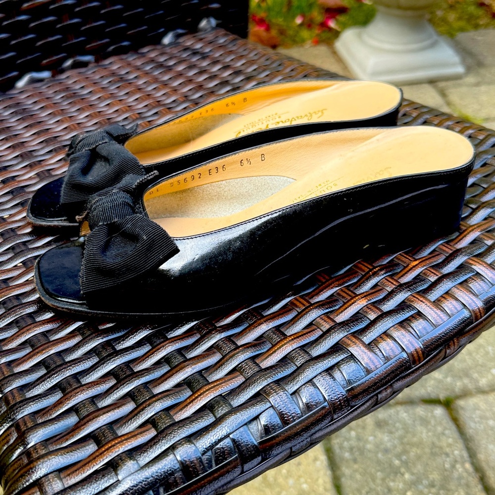 SALVATORE FERRAGAMO VERA VARA HEELS MULE PEEP TOE SLIP ON BLACK RIBBON BOW 6.5 B